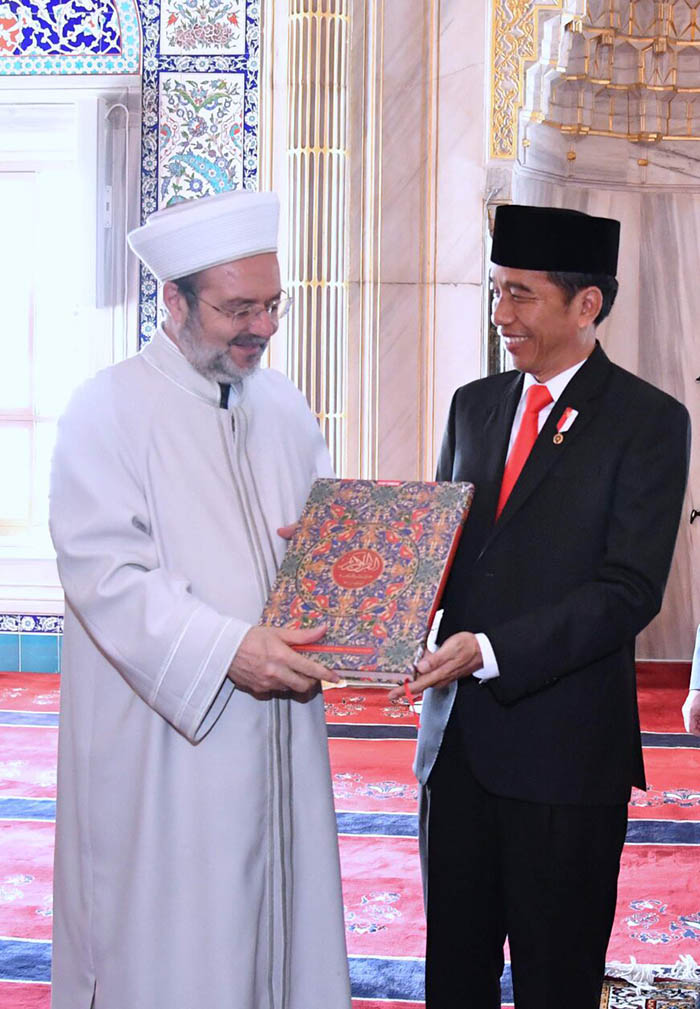 Presiden Jokowi memberikan hadiah Al Quran, kopiah, dan sarung kepada Imam Besar Masjid Mehmed Atici.