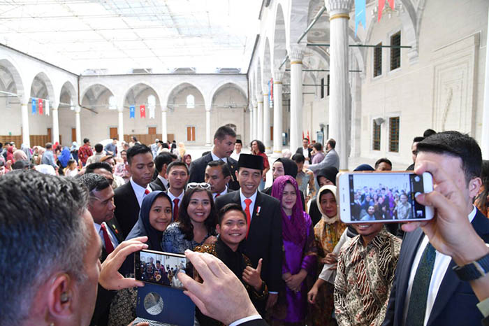 Kepala Negara senang melakukan swa foto bersama para warga negara Indonesia selepas mengunjungi Masjid Kocatepe.