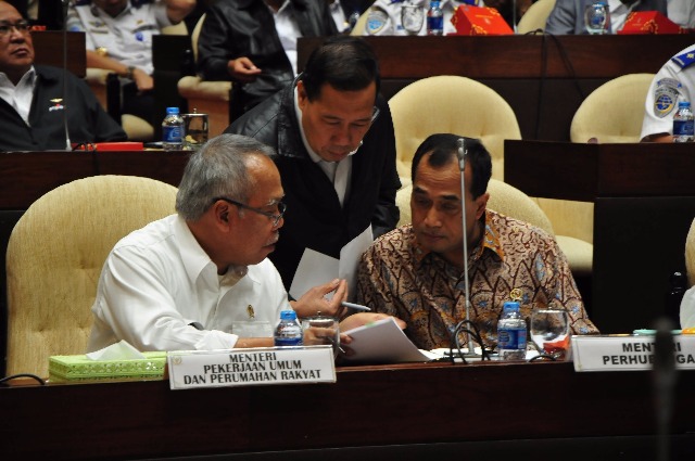 Menteri PUPR Basuki Hadimuljono dan Menhub Budi Karya Sumadi berdialog serius di tengah pertemuan dengan Komisi V DPR RI.