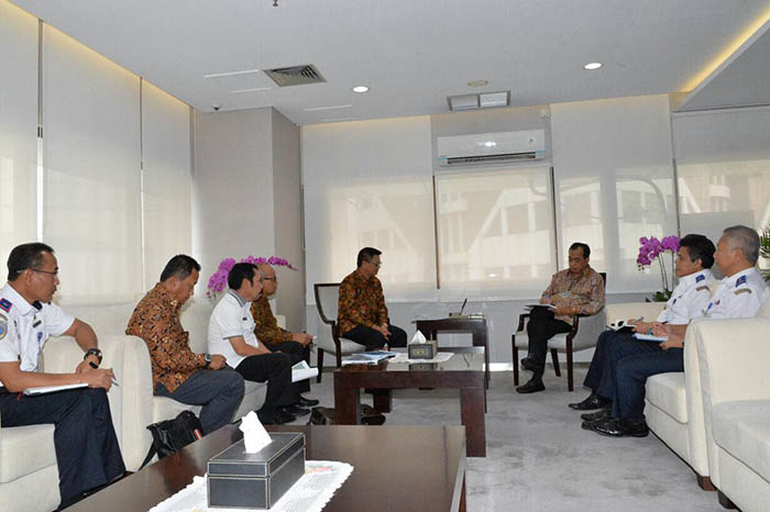 Menteri Perhubungan Budi Karya Sumadi bertemu dengan Gubernur Irianto Lambrie  (nomor lima dari kiri) guna membahas konektivitas dan  percepatan kegiatan pendukung infrastruktur di provinsi Kalimantan Utara.