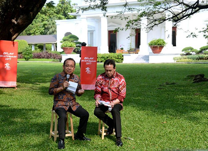 Menteri Sekretaris Negara Pratikno, didampingi Kepala Badan Ekonomi Kreatif Triawan Munaf, menyampaikan agenda kegiatan Pemerintah dalam memperingati Hari Kemerdekaan Republik Indonesia. 