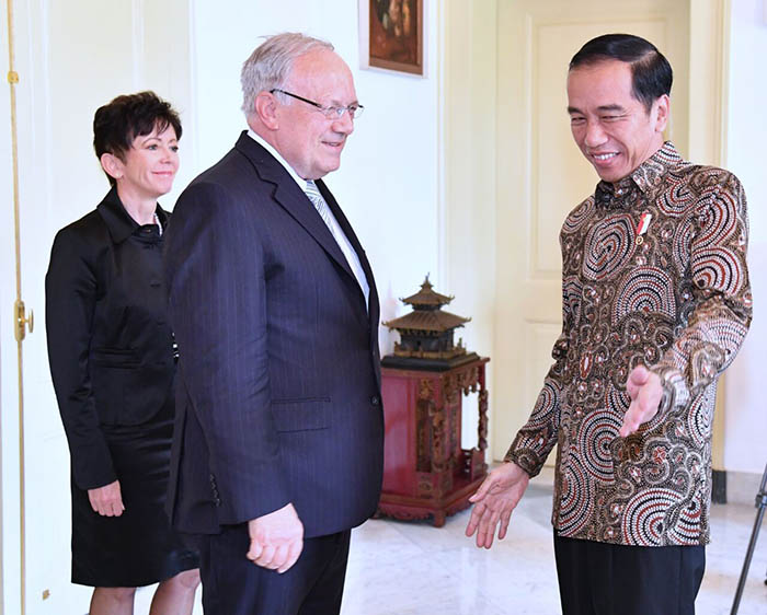 Presiden Joko Widodo menerima kunjungan delegasi Swiss yang dipimpin Menteri Ekonomi, Pendidikan, dan Riset Swiss Johann N. Schneider Ammann di Istana Bogor guna membicarakan kerja sama Indonesia-Swiss.