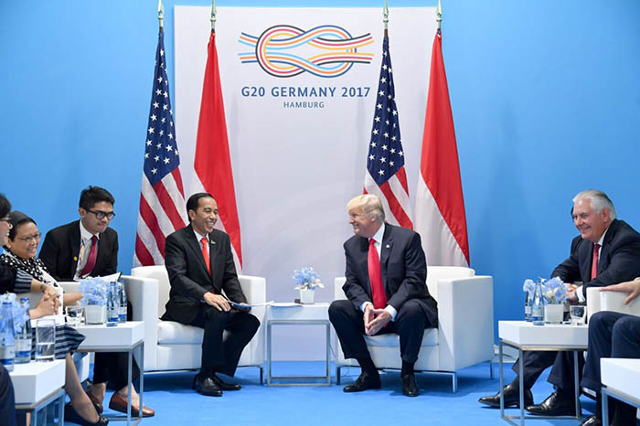 Presiden Joko Widodo dan Presiden Donald Trump bertemu guna membicarakan kerja sama Indonesia-Amerika Serrikat di bidang  peningkatan ekonomi dan  pemberantasan terorisme.