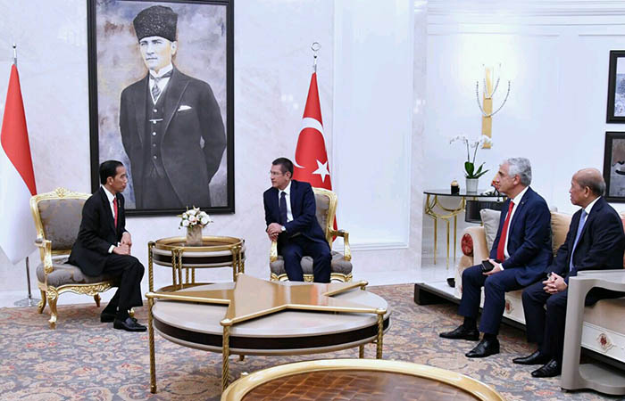 Presiden Joko Widodo bertemu dengan Deputi Perdana Menteri Nurettin Canikli sebelum  melanjutkan agenda kunjungan di Turki.