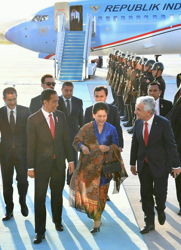 Kepala Negara dan Ibu Negara Iriana Joko Widodo disambut Deputi Perdana Menteri Nurettin Canikli dan Duta Besar Turki untuk Indonesia Mehmet Kadri Şander Gürbüz.
