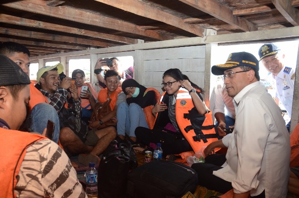 Menhub Budi Karya Sumadi berdialog dengan penumpang kapal yang telah mengenakan life jacket (Foto ISTIMEWA) 