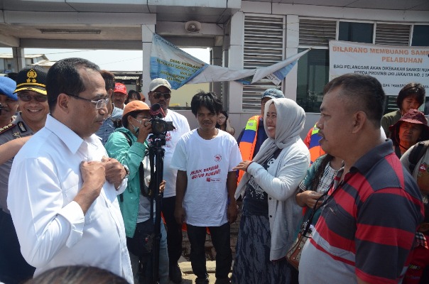 Menhub Budi Karya Sumadi memberikan penjelasan pentingnya menggunakan life jacket untuk keamanan penumpang kapal (Foto ISTIMEWA)