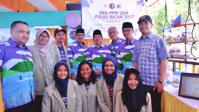 Tim Mahasiswa KKN UGM  menyadarkan masyarakat Pulau Bacan Kabupaten Halmahera Selatan Provinsi Maluku Utara akan pentingnya mengolah sumber daya alam setempat untuk hidup lebih produktif (Foto Dok, Humas UGM)