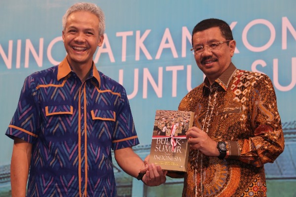 Penyerahan kenang-kenangan buku "Dari Bulaksumur untuk Indonesia" oleh Ketua PP Kagama Ganjar Pranowo (kiri) kepada Gubernur Sumut Ir. H. Tengku Erry Nuriadi (Foto ISTIMEWA) 