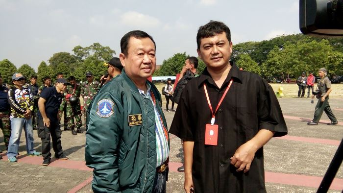 Ketua Kamenwagama Budi Setiono (kiri) bersama Ketua Panitia Air Show dan Penerjunan Bambang Widanarka (kanan) (Foto Taufiq Hakim/KAGAMA)