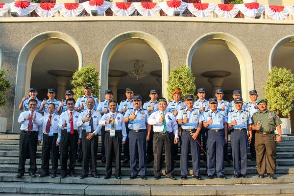 Jajaran TNI dari kesatuan AU, AL, AD maupun Polri ikut memeriahkan Pembukaan PPSMB UGM 2017 (Foto Ayudya Mentari/KAGAMA)