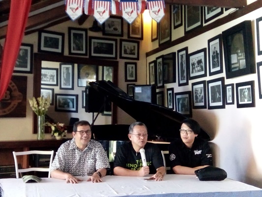 (ki-ka) Idang Rasjidi (musisi jazz senior), A Tony Prasetiantono, Ph. D (promotor), dan Mahesa Santoso (mahasiswa FEB UGM) (Foto Taufiq Hakim/KAGAMA)