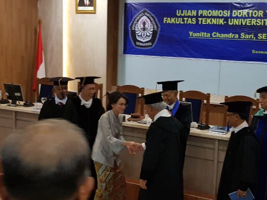 Menteri Basuki Hadimuljono memberikan ucapan selamat kepada Yunitta Chandra Sari  yang meraih gelar Doktor usai mengikuti Ujian Terbuka (Foto ISTIMEWA)