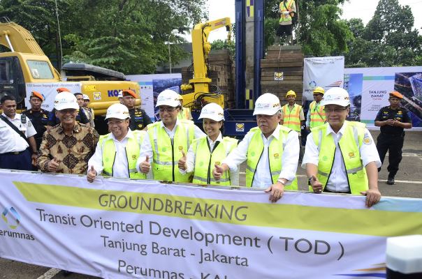 Menteri PUPR Basuki Hadimuljono bersama jajaran Kementerian PUPR bersama-sama menunjukkan spanduk tentang groundbreaking TOD (Foto ISTIMEWA)