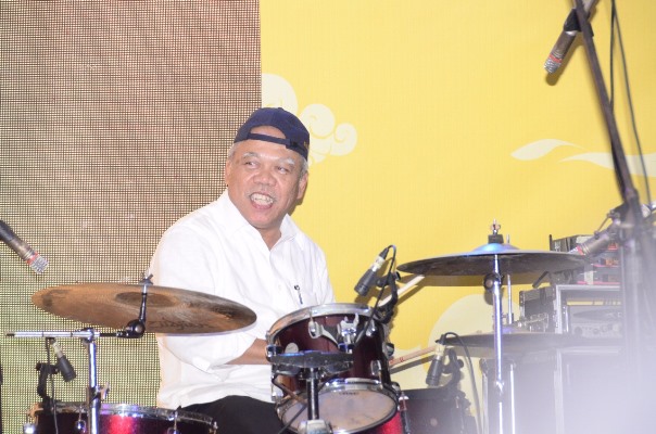 Aksi Basuki Hadimuljono memainkan drum mengiringi Budi Karya Sumadi yang menyanyi lagu Bento (Foto ISTIMEWA)
