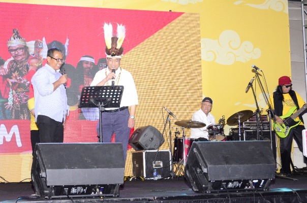 Menteri Perhubungan Budi Karya Sumadi turut hadir dan menyanyikan lagu Bento diiringi permainan drum oleh Menteri PUPR Basuki Hadimuljono (Foto  ISTIMEWA)