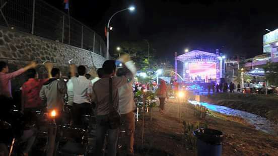 Mahasiswa dan masyarakat berbaur menikmati pertunjukan yang disajikan di Taman Kearifan (Foto ISTIMEWA)