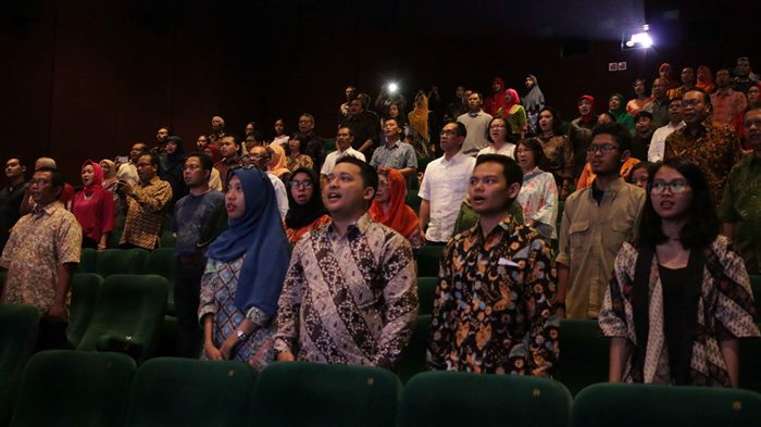 Anggota Kagama Virtual menyanyikan lagu Indonesia Raya sebelum acara nonton bareng (Foto Wempi Gunarto/KAGAMA)