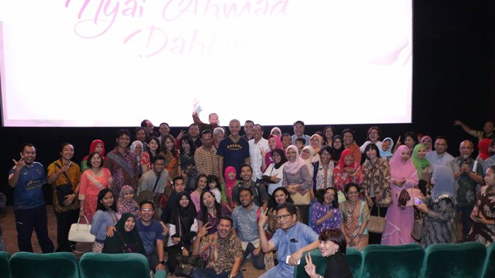 Ganjar Pranowo berfoto bersama anggota Kagama Virtual usai nonton Film Nyai Ahmad Dahlan (Foto Wempi Gunarto)