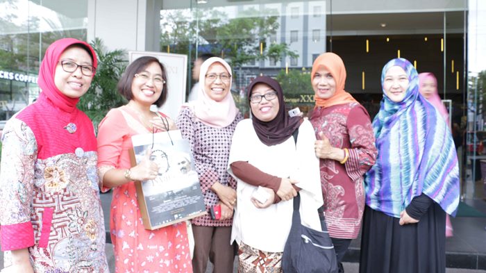 Produser dan penulis naskah Nyai Ahmad Dahlan, Dyah Kalsitorini (keempat dari kiri) berfoto bersama anggota Kagama Virtual (Foto Wempi Gunarto/KAGAMA)