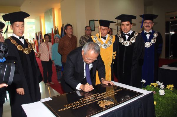 Menteri Basuki  menandatangi prasasti peresmian gedung Laboratorium dan Asrama Mahasiswa Universitas Mercu Buana (Foto ISTIMEWA) 
