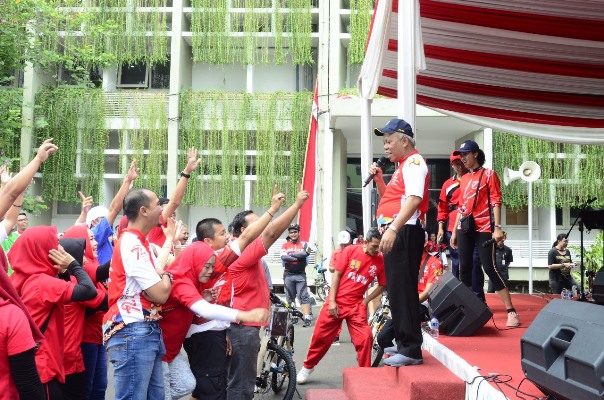 Menteri PUPR Basuki Hadimuljono mengampanyekan penggunaan e-toll kepada peserta Fun Bike serta berbagi doorprize (Foto ISTIMEWA)
