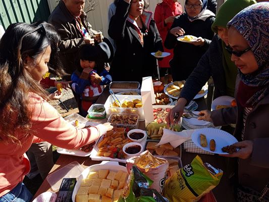 Setiap pertemuan pengurus dan anggota Kagama Canberra bersama keluarga, masing-masing membawa bekal makanan dan minuman untuk dinikmati bersama di tempat pertemuan (Foto Dokumentasi Katiman, SE, MPP, MPA)