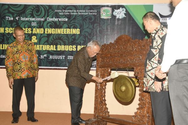 Menteri PUPR Basuki Hadimuljono membuka konferensi internasional di Universitas Andalas, Padang, Sumatera Barat (Foto ISTIMEWA)