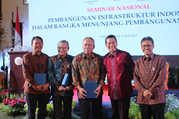 Dari kiri ke kanan: Prof. Ir. Bakti Setiawan, MA, Ph. D (Guru Besar Fakultas Teknik UGM/Moderator), A. Tony Prasetiantono, Ph. D (Pakar Ekonomi UGM), Dr. Ir. Basuki Hadimuljono, M. Sc. Ph. D (Menteri PUPR RI), Prof. Dr. Rizal Djalil (Anggota BPK RI), Prof. Ir. Panut Mulyono, M. Eng., D. Eng (Rektor UGM) (Foto Nurrokhman/KAGAMA)