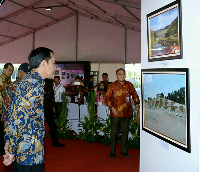 Presiden Joko Widodo meninjau pameran Infrastruktur Dalam Foto sekaligus mengevaluasi pencapaian proyek pembangunan yang gencar dilakukan Pemerintah.