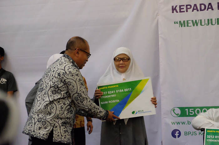 Direktur Utama BPJS Ketenagakerjaan Agus Susanto menyerahkan secara simbolis bantuan alat bantu dari BPJS kepada penyandang difabel di kota Bandung.