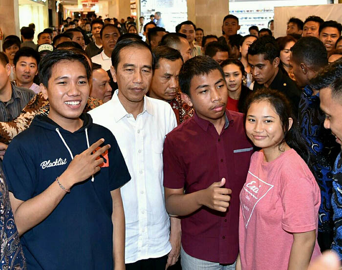 Presiden Joko Widodo  selalu menyempatkan diri untuk melakukan swafoto bersama dengan masyarakat.