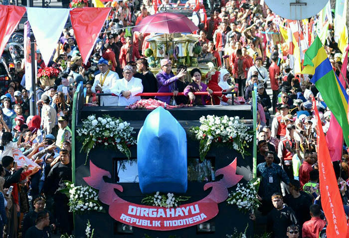 Kepala Negara dan Ibu Negara Iriana Joko Widodo menggunakan Kareta Pancasila dalam Karnaval Kemerdekaan Pesona Parahyangan Tahun 2017 di kota Bandung.