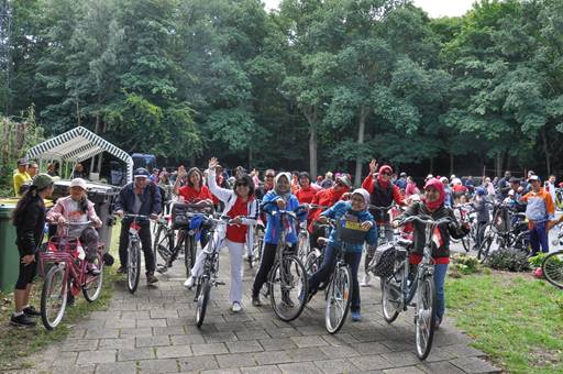 Keakraban dan sukacita terlihat kental diantara para peserta Sepeda Gembira