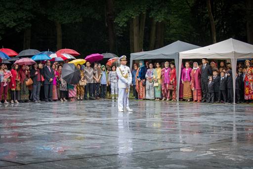 Para tanu undangan dan WNI di Belanda mengikuti Upacara Pengibaran Bendera Merah Putih dengan khidmat meski berlangsung di tengah guyuran hujan.