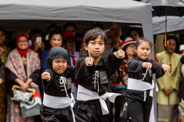 Atraksi bela diri Pencak Silat yang diperagakan para pelajar SIDH meramaikan perayaan Kemerdekaan RI Ke-72.
