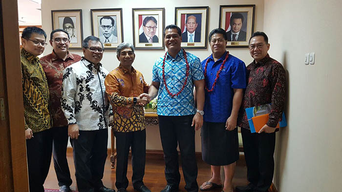 Menteri Komunikasi dan Teknologi Informasi Samoa Hon. Afamasaga Lepuiai Rico Tupai (ketiga dari kanan) bertemu Wakil Menteri Luar Negeri Abdurrahman M. Fachir (keempat dari kiri). 