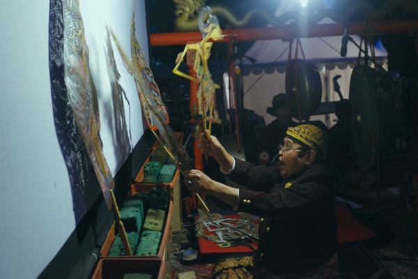 Dalang Ki Dr Eddy Pursubaryanto tengah mempersembahkan lakon "Dasamuka Lena" (Foto ISTIMEWA)
