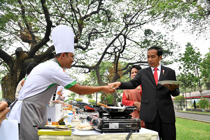 Kepala Negara juga berkesempatan mencoba hasil masakan Abdul Kadir asal Pontianak yang menjadi pemenang LMIN Tahun 2017, yaitu Botok Ikan Masak Putih.