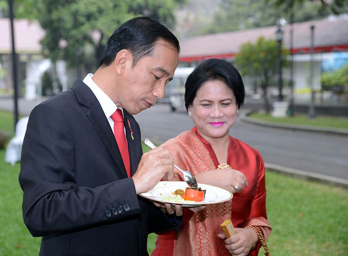 Presiden Joko Widodo didampingi sang isteri tercinta, Ibu Iriana Joko Widodo, menikmati sajian makanan nan lezat.