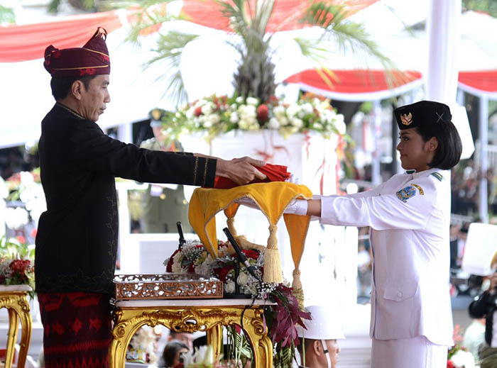 Presiden Joko Widodo menyerahkan bendera Merah Putih kepada  Fariza Putri Salsabila.