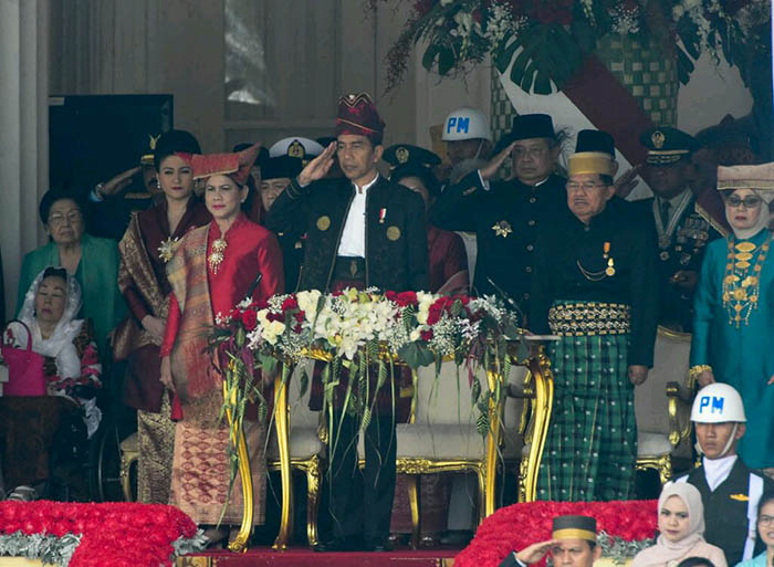 Presiden Joko Widodo dan Wakil Presiden Jusuf Kalla memberikan penghormataan kala bendera Merah Putih dikibarkan.