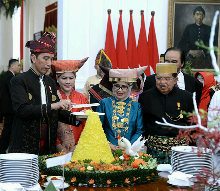Sajian nasi tumpeng merupakan salah satu hal baru yang dilakukan Presiden Joko Widodo dalam peringatan HUT Kemerdekaan RI di Istana Merdeka Jakarta.