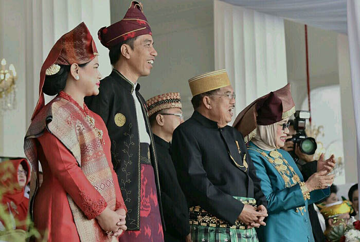 Ibu Negara Iriana Joko Widodo dan Presiden beserta Wakil Presiden Jusuf Kalla dan istri mengenakan pakaian adat daerah yang menjadi hal baru dalam upacara peringatan HUT Kemerdekaan RI di Istana Merdeka Jakarta.