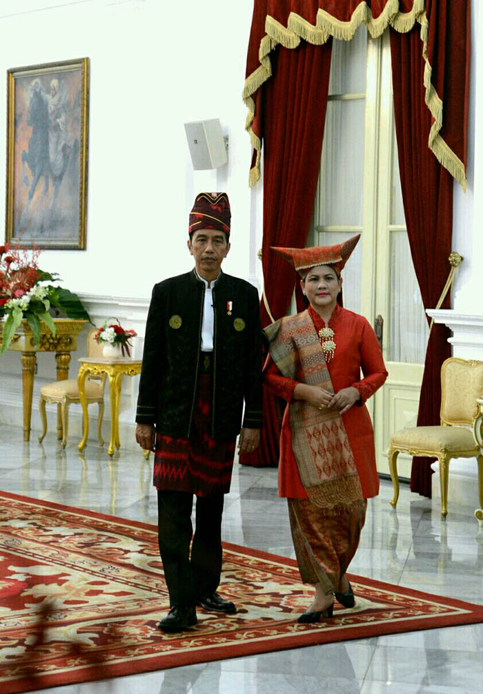 Presiden Joko Widodo mengenakan pakaian adat Tanah Bumbu Kalimantan Selatan dan Ibu Negara Iriana Joko Widodo memakai baju kurung suku Minang. 