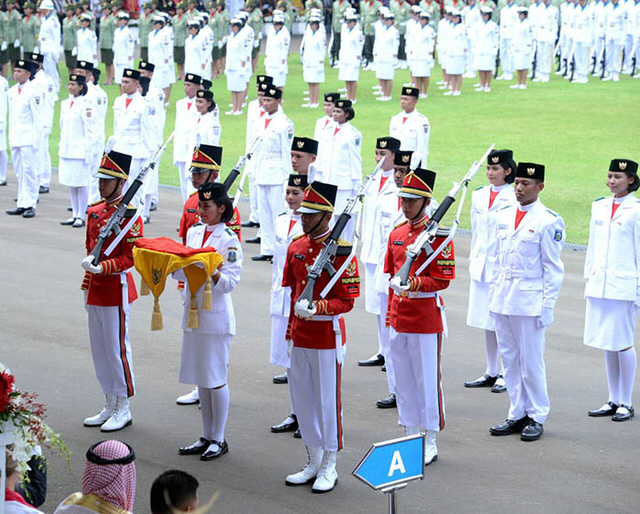 Fariza Putri Salsabila yang mewakili Provinsi Jawa Timur bertugas untuk menerima bendera Merah Putih  didampingi pasukan pengawal bendera.