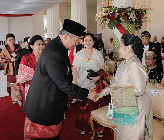 Satu momen langka dalam peringatan HUT Kemerdekan RI Ke-72 di Istana Merdeka Jakarta, dua mantan Presiden, Susilo Bambang Yudhoyono dan Megawati Soekarno Putri bertemu serta berjabat tangan.