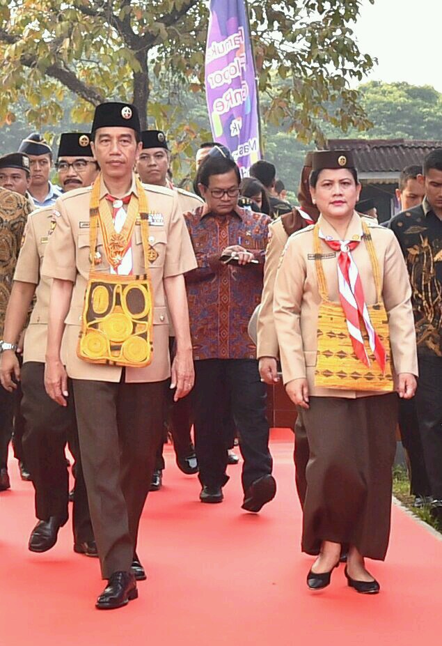Kepala Negara dan Ibu Negara Iriana Joko Widodo meninjau kegiatan Pramuka dalam Peringatan Hari Ulang Tahun Pramuka ke-56 di Bumi Perkemahan Cibubur, Jakarta Timur.