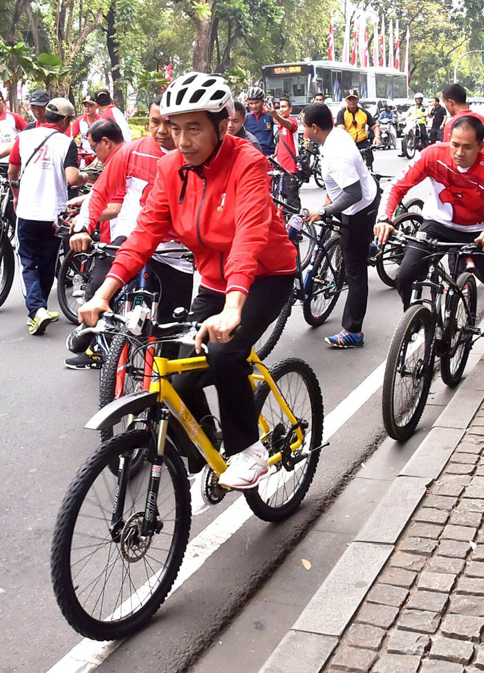 Presiden Joko WIdodo bersepeda menuju Lapangan Park & Ride di Jalan MH Thamrin, Jakarta Pusat, untuk membagikan sertifikat tanah kepada warga se-Jabodetabek.