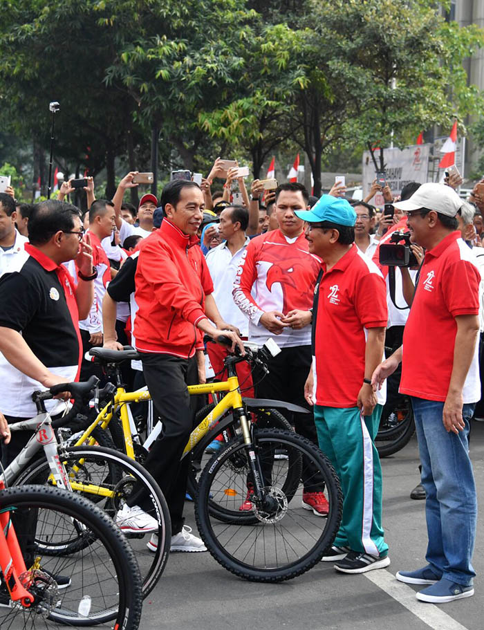 Selain bersepeda, Kepala Negara menyempatkan diri bertegur sapa dengan warga yang sedang menikmati Car Free Day.